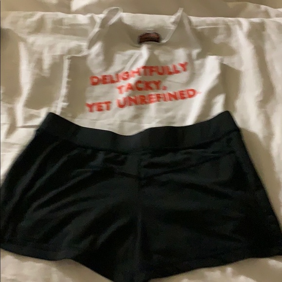 Hooters tank and shorts - Picture 7 of 7